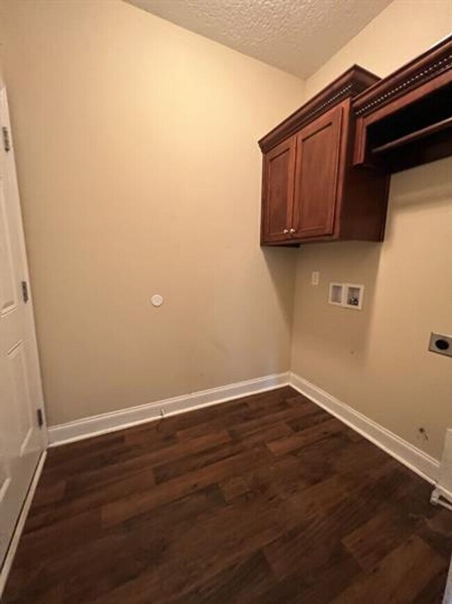 Photo - 241 Miller St NE