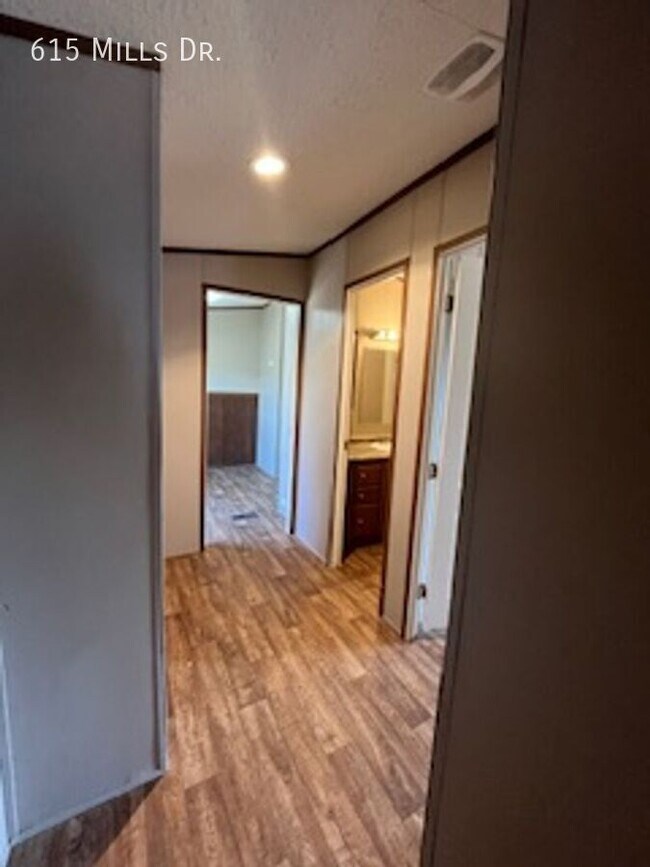 Photo - 615 N Mills Dr