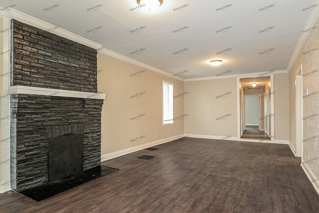 Photo - 2528 Leslie Ave