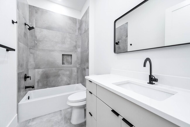 Photo - 319 N Nagle St
