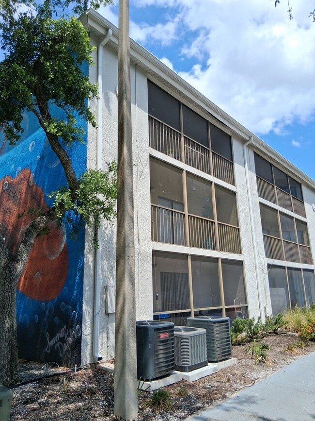 Building Photo - Nice condo with building Elevator, large patio Heard of Carrollwood