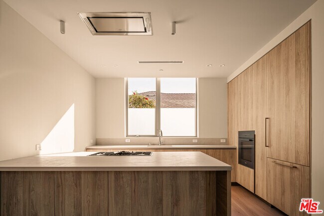 Photo - 755 N Alfred St Unidad B