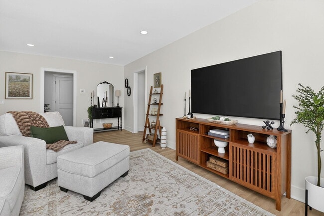 Photo - 102 E 56th St