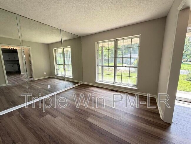 Photo - 33 Single Oaks Dr