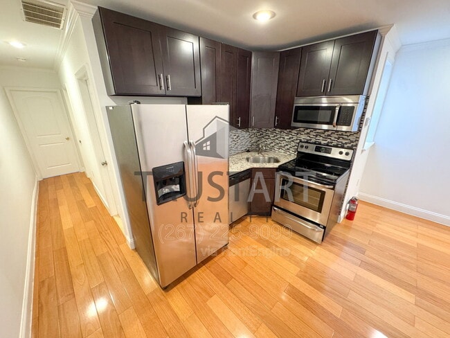Building Photo - 2329 S 15th St Unit 2