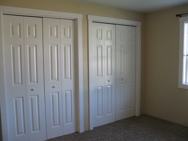 Photo - 305 S 5th St W