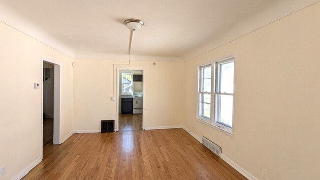 Photo - 969 Fleming- 2 bedroom house with basement and garage