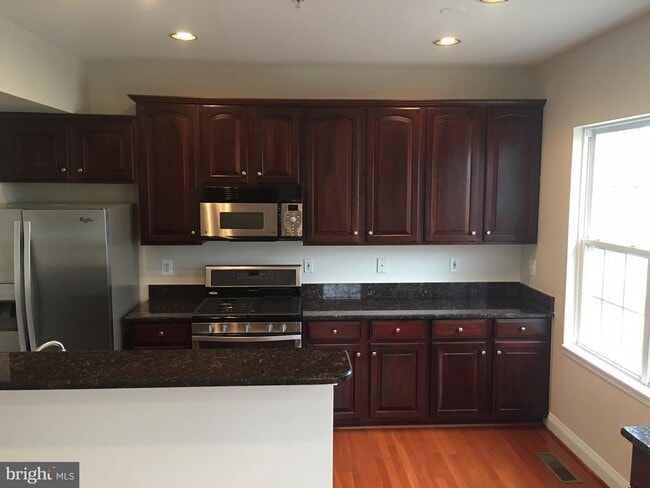 Photo - 2122 Darcy Green Pl