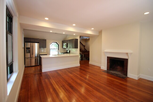 Building Photo - 65 Beech Glen St Unit 2 Rental