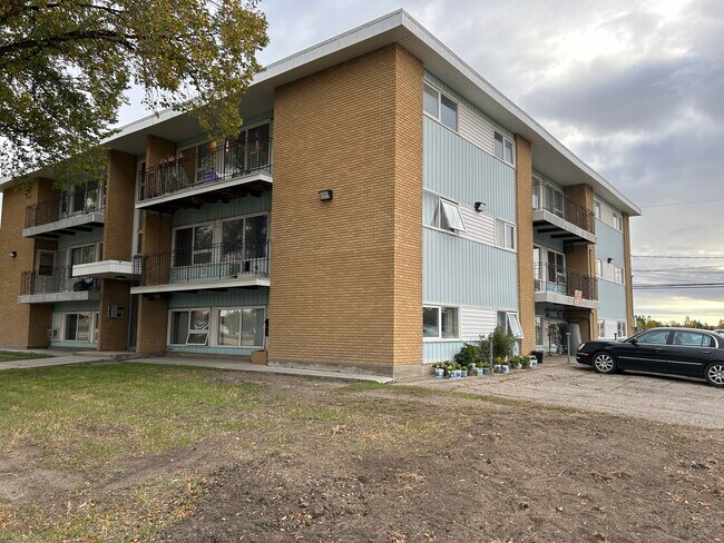 Photo - 443 Lorne St N