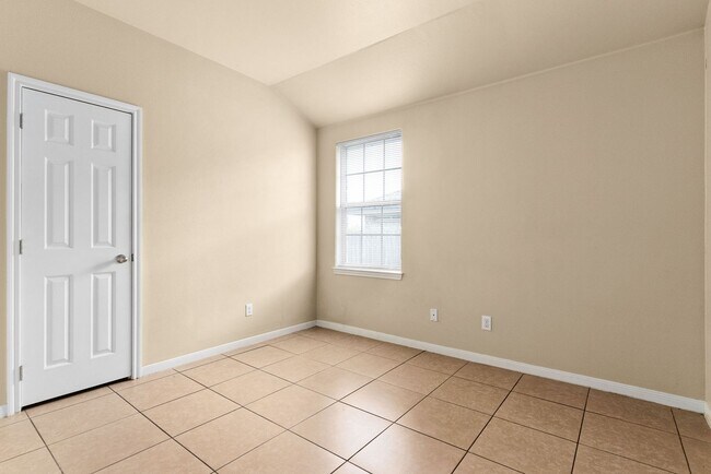 Photo - 1203 Cavalry Ln Unidad B