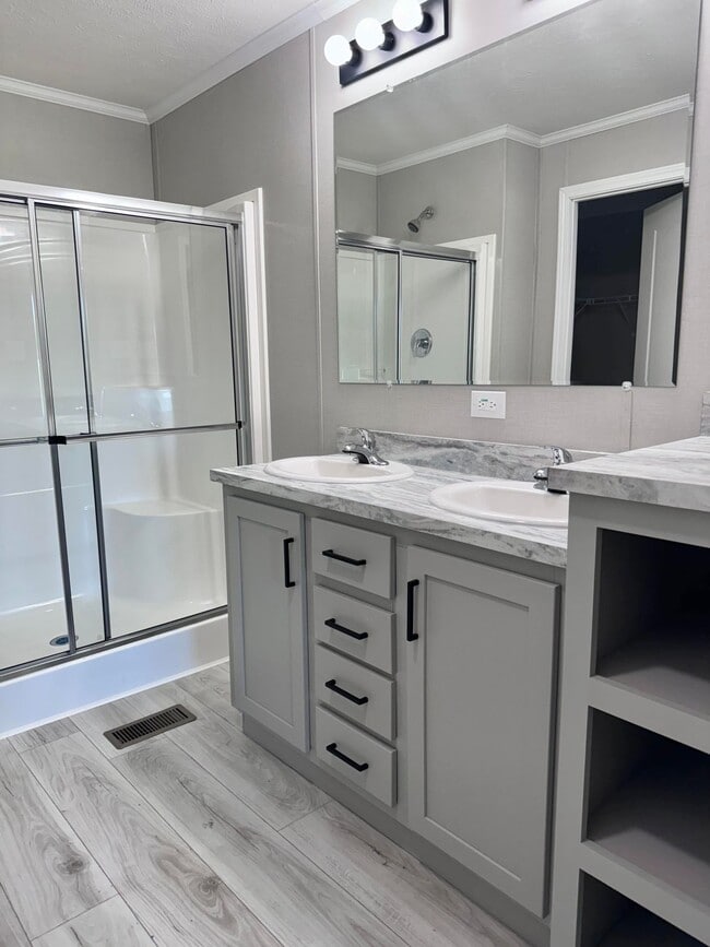 Photo - 17060 Canterbury Cir