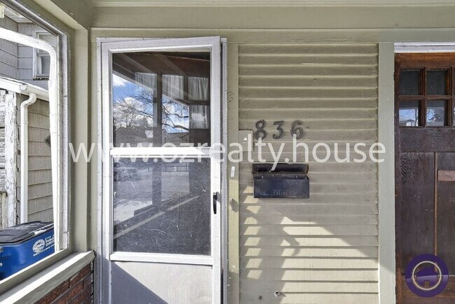 Photo - 836 Oak St