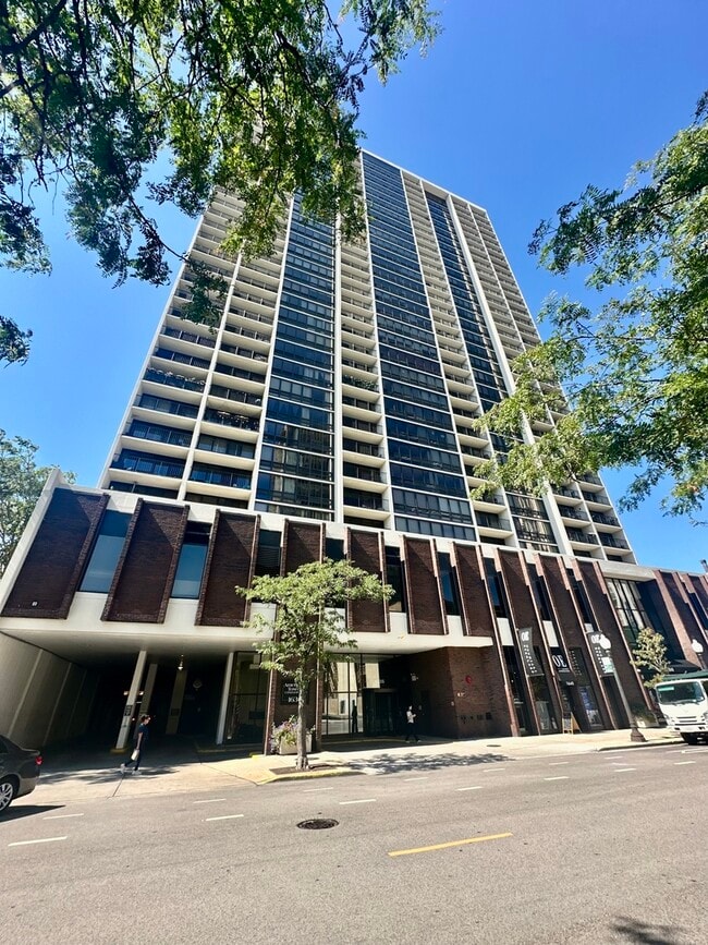 Building Photo - 1636 N Wells St Unit 2804 Rental