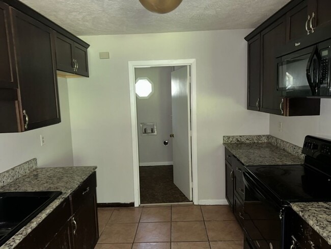 Photo - 595 Sykes Rd