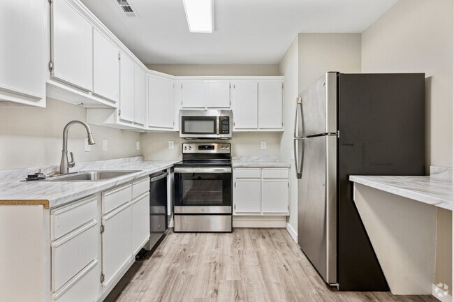 1BR, 1BA - 750SF -Skyler Kitchen - West End Lofts