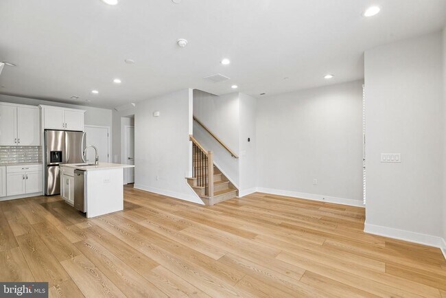 Photo - 2160 Northbank Pl