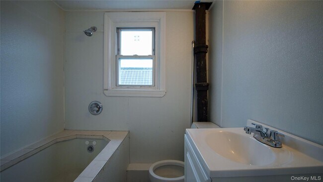 Photo - 27 Lawrence Ave Unit 3