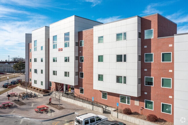Building Photo - Prime Place Lincoln - Student Apartments