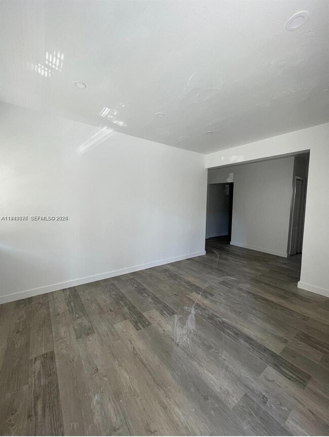 Photo - 7600 Dickens Ave Unidad 3