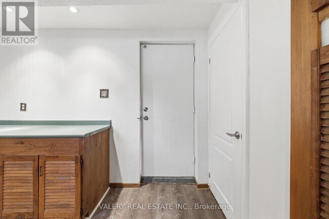 Photo - 2768 Bucklepost Crescent