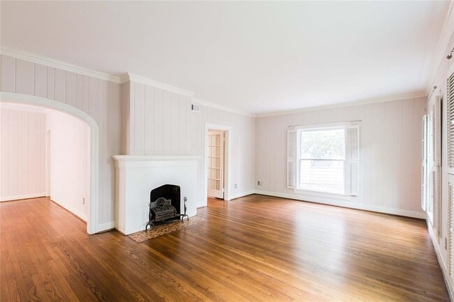 Sala de estar con acceso al segundo dormitorio. - 1212 Milford St Unidad #1