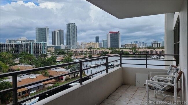 Building Photo - 2500 Parkview Dr Unit 802