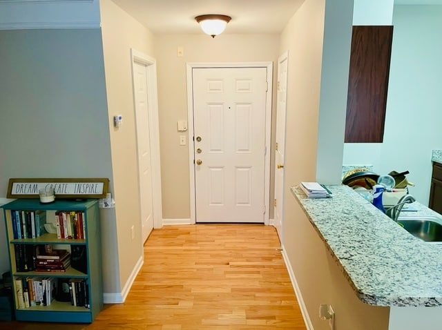 Entrada a la unidad con lavandería a la izquierda y armario para abrigos a la derecha. - 2700 Pine Tree Rd NE Unidad 1214