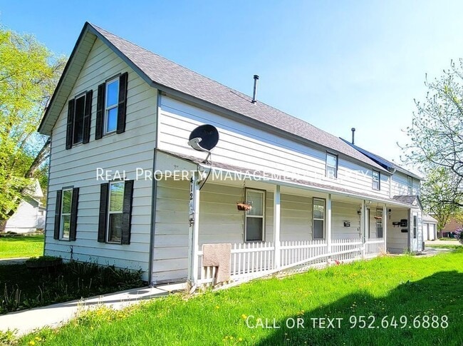 Building Photo - 412 N Cedar St