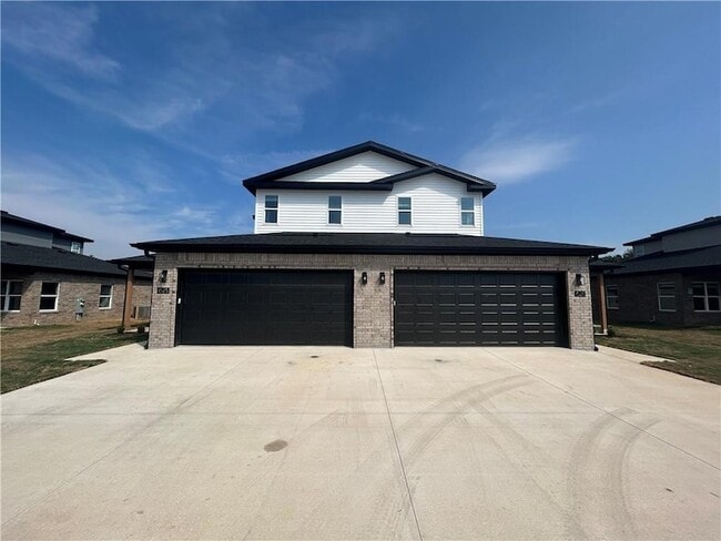 Building Photo - 550 Cosmos St