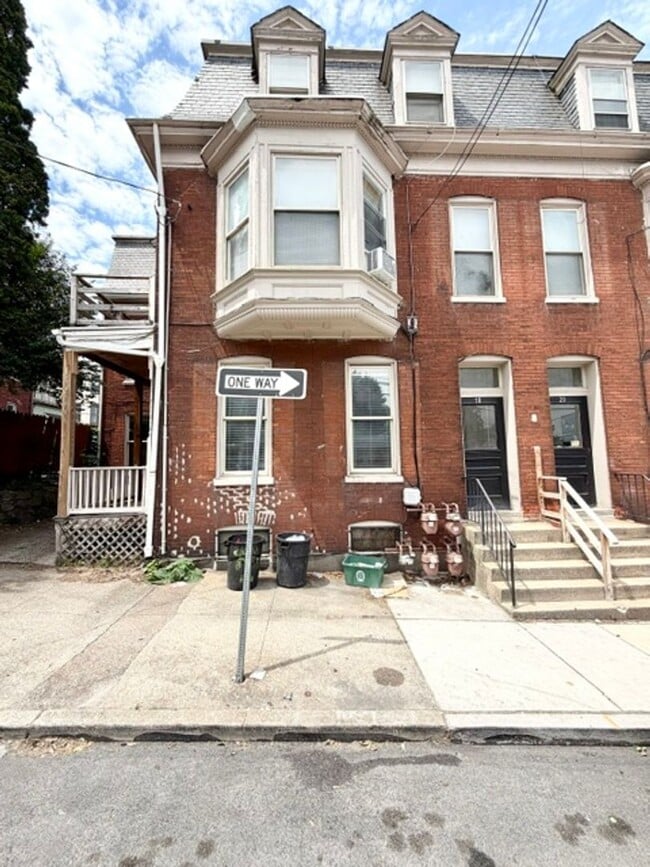 Building Photo - Efficiency Apartment for Rent – Convenient Location