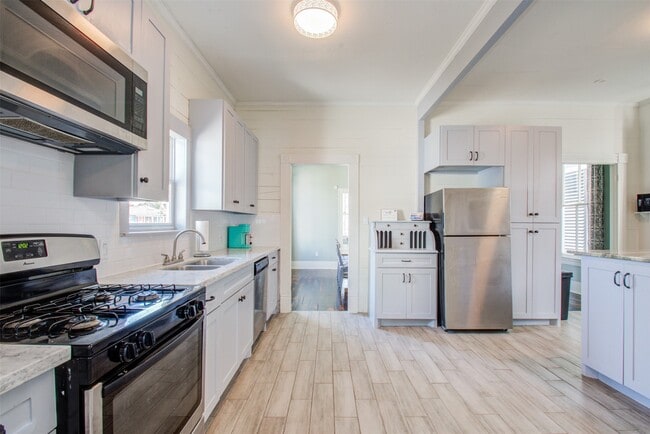 Building Photo - 3304 Avenue Q