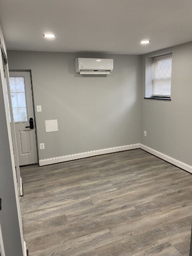 2501 Linden Ave Unidad BC W/ BATH AVAILABLE $850 C