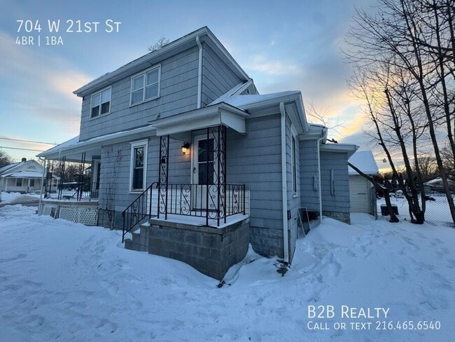 Building Photo - 704 W 21st St
