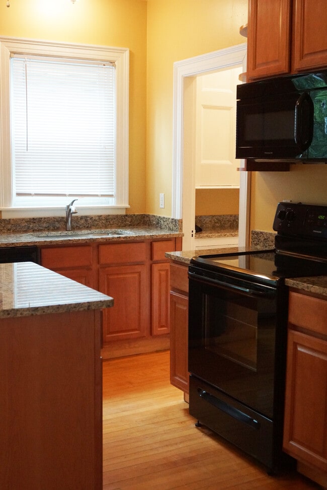 Building Photo - 20 University Ave Unit 0