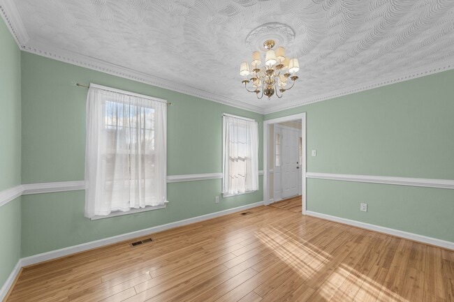 Photo - 832 Chalbourne Dr