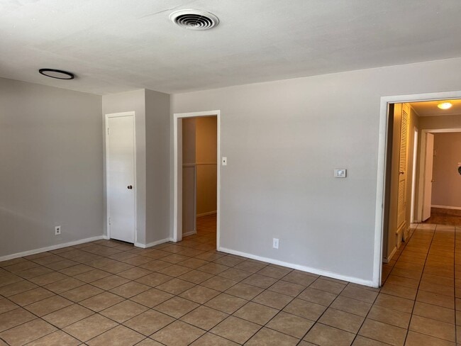 Photo - 409 E Lilly Ln