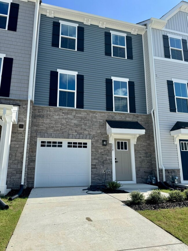 Brand New!! 3 Bedroom Townhouse w/garage l... - Brand New!! 3 Bedroom Townhouse w/garage l...