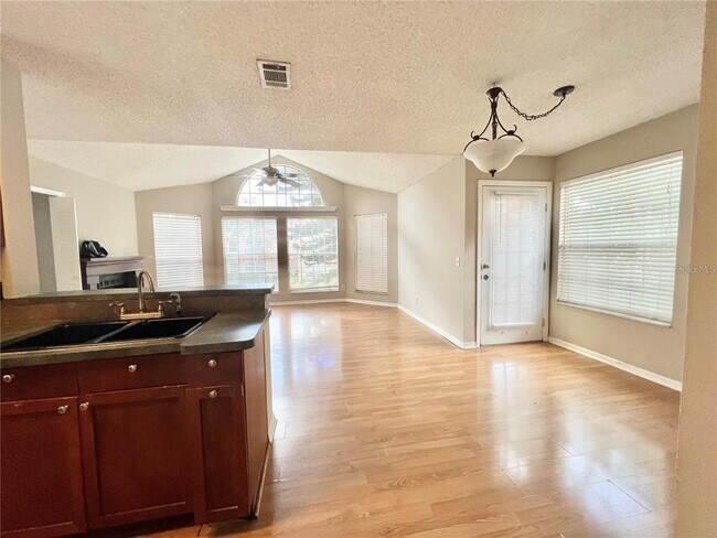 Photo - 662 Youngstown Pkwy