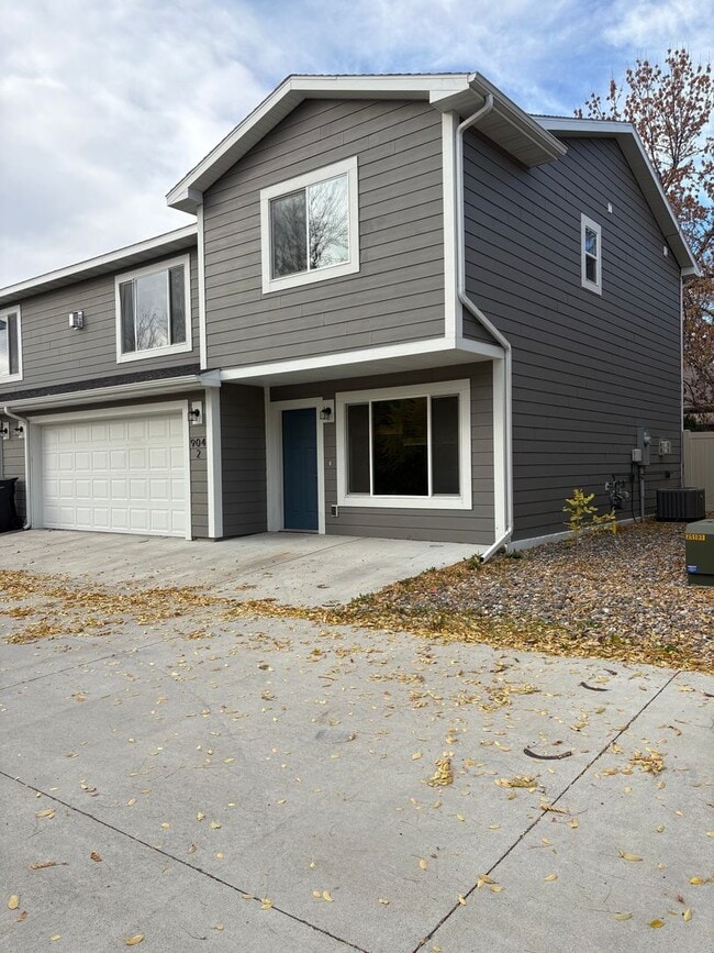 Building Photo - Beautiful 3 Bed Townhome