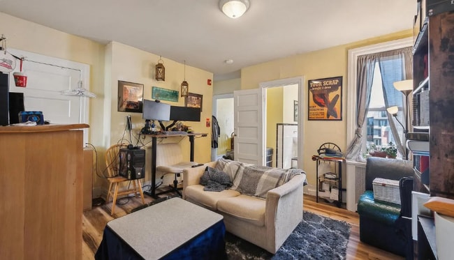 Building Photo - 5131 Pine St Unit 3