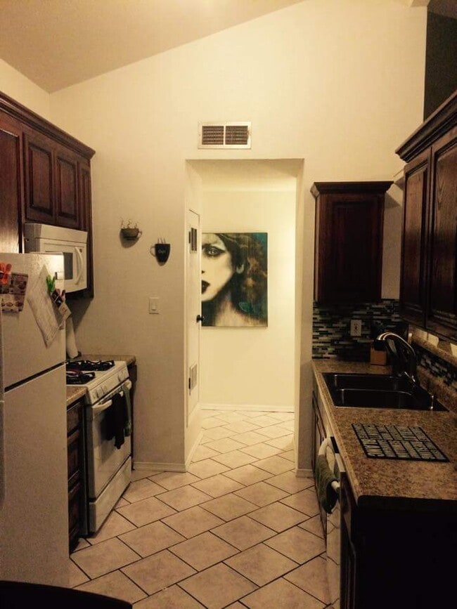 Photo - East El Paso 2 bed/1.5 Bath 1 car garage