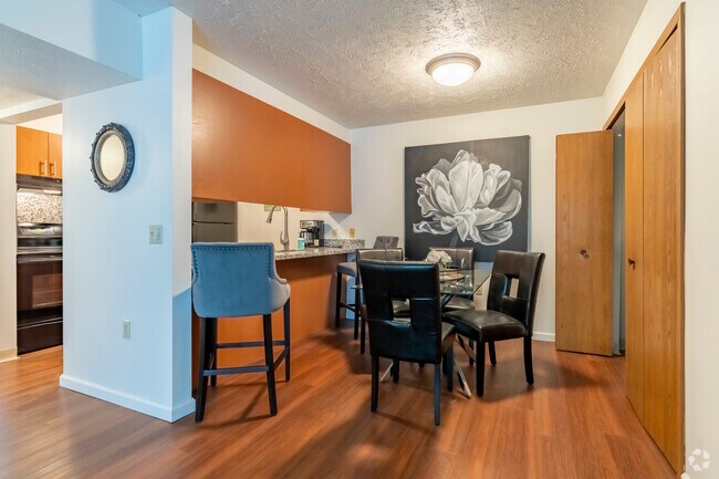 2BR, 2BA - 950SF - Dining Room - Yorkshire Place Apartments