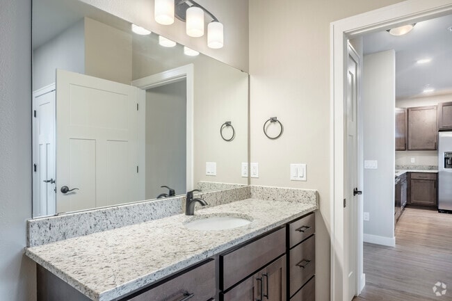 1BR, 1BA - 780SF - Bathroom - 880 N Main
