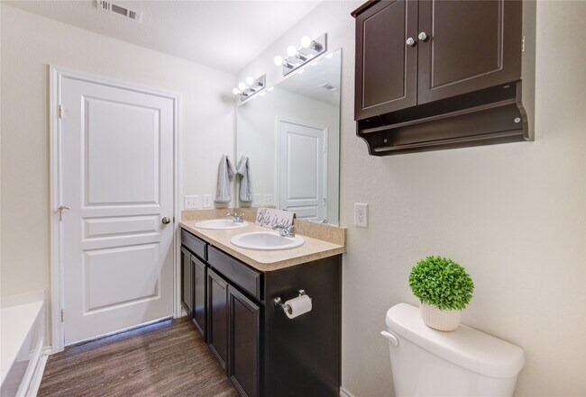 Photo - 5027 Brewcastle Ln