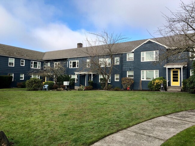 Building Photo - Spacious Top Floor 2 Bed, 1 Bath Vintage Gem! Unit 16