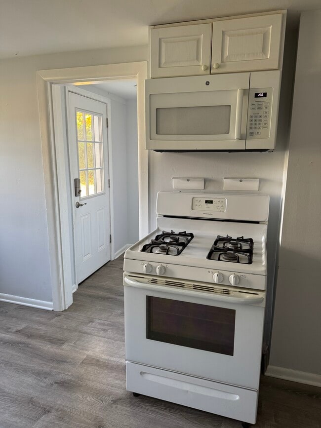 new appliance, gas stove and heat - 827 Woodward Ave