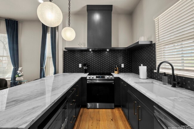 Building Photo - 201 E Carson St Unit 2