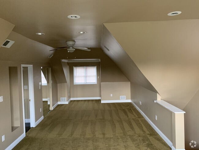 Bedroom #2 with private bath - 325 Hallock St Unit 2 Rental