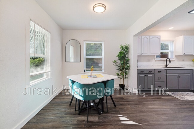 Photo - 660 16th St SE